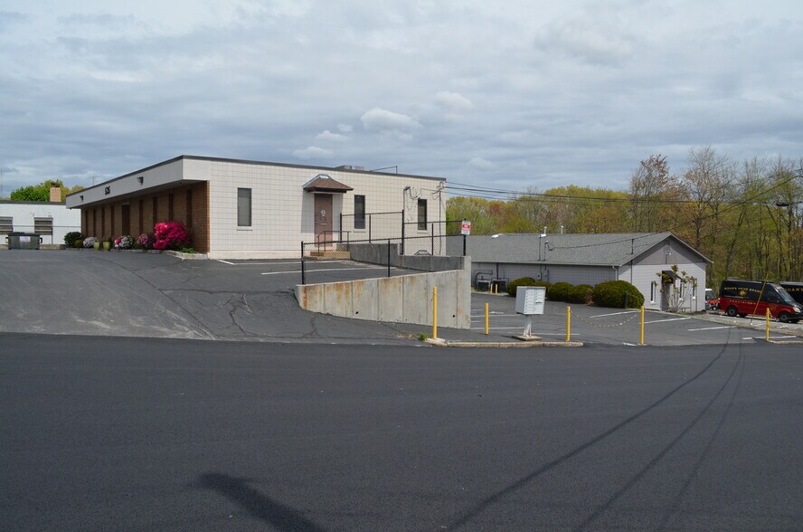 535 Atwood Ave, Cranston, RI à louer - Photo de l’immeuble – Image 2 sur 21