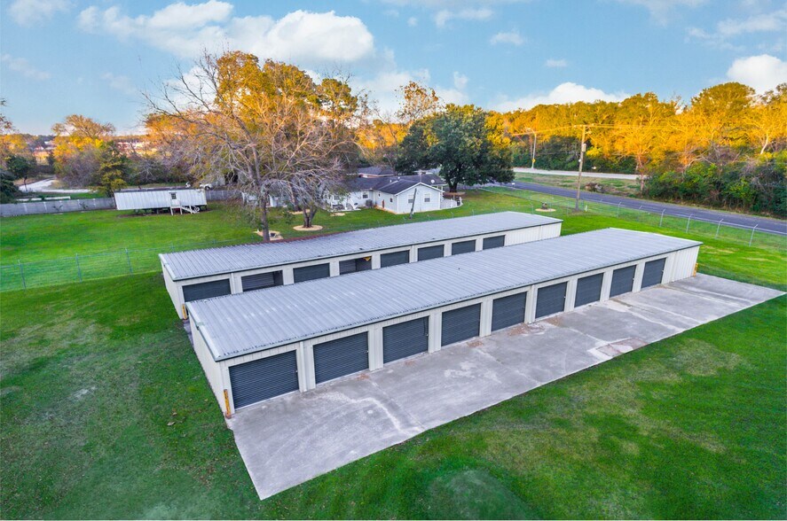 1609 Lakeland Dr, Liberty, TX à vendre - Photo de l’immeuble – Image 1 sur 8