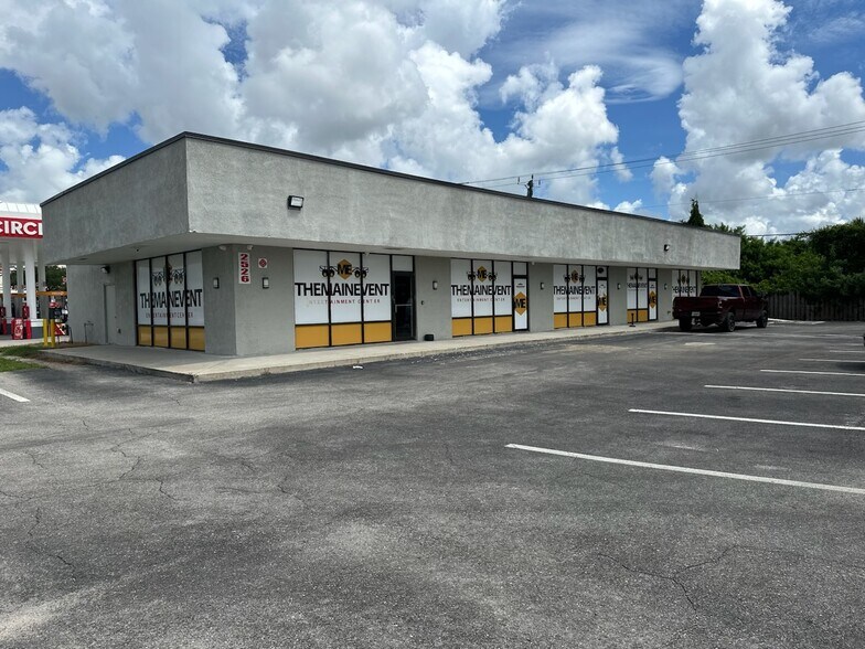 2526 Tamiami Trl, Port Charlotte, FL à louer - Photo de l’immeuble – Image 1 sur 1