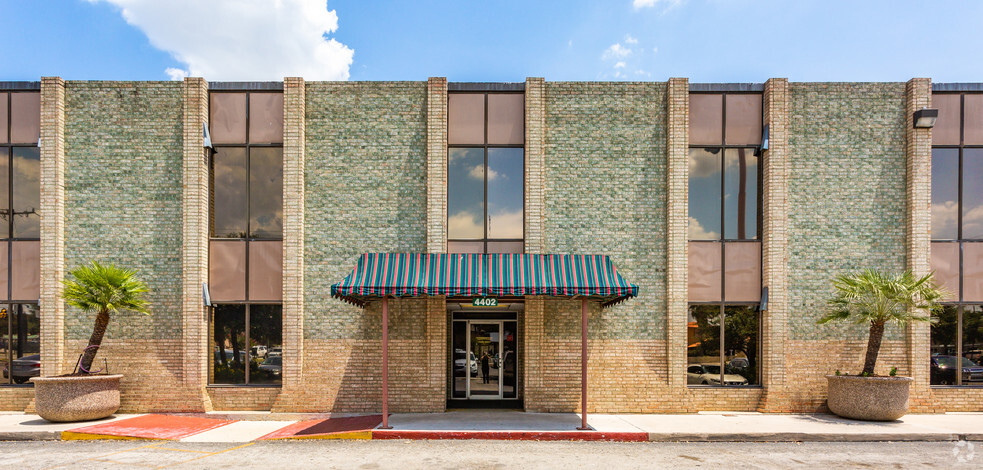 4400-4402 Vance Jackson Rd, San Antonio, TX à louer - Photo de l’immeuble – Image 3 sur 16