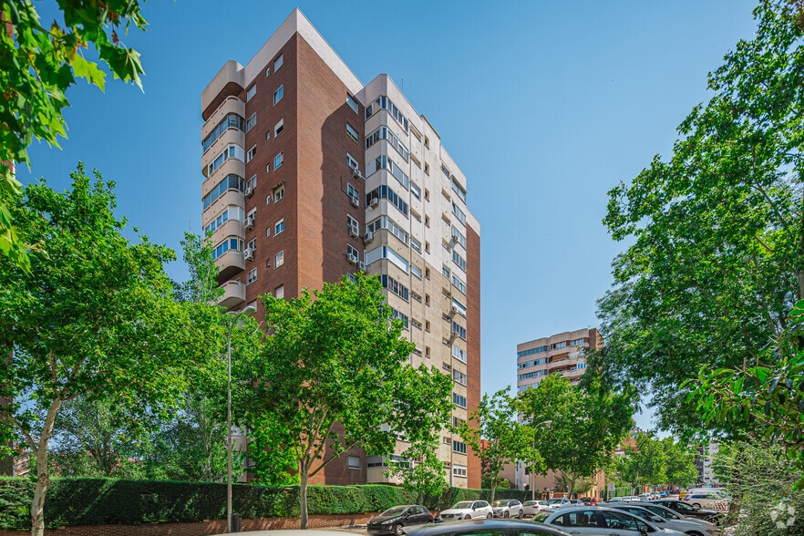 Immeuble residentiel dans Madrid, Madrid à vendre - Photo de l’immeuble – Image 2 sur 2