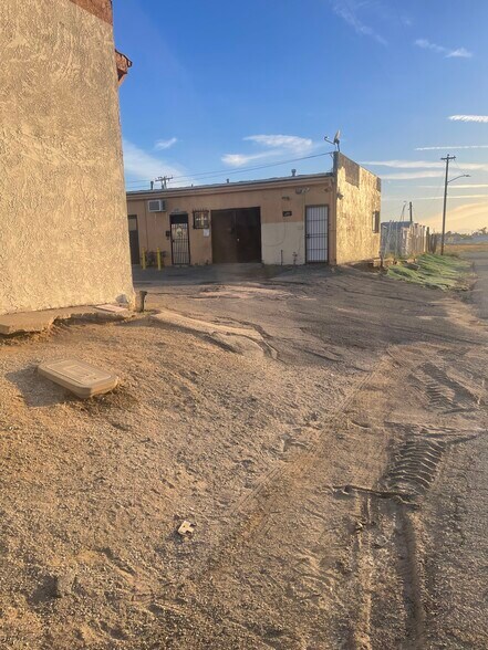 210 W Oldfield St, Lancaster, CA à louer - Photo de l’immeuble – Image 2 sur 5