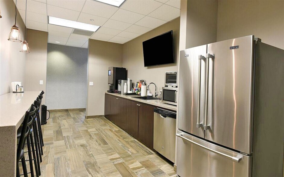 1901 N Roselle Rd, Schaumburg, IL à louer - Photo de l’immeuble – Image 3 sur 7