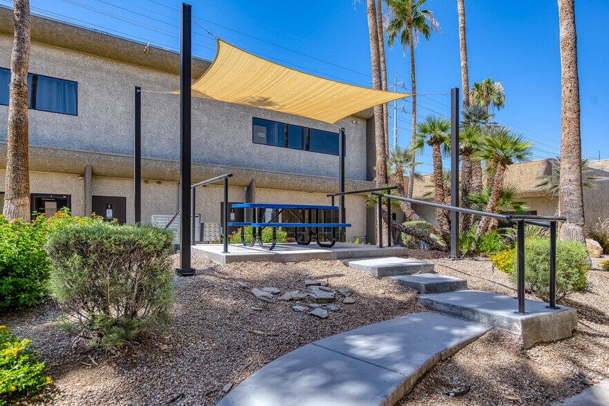 2950 E Flamingo Rd, Las Vegas, NV à louer - Photo de l’immeuble – Image 2 sur 12