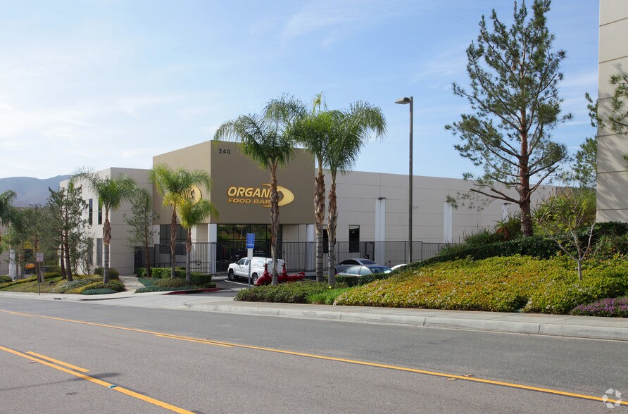 240 Crouse Dr, Corona, CA à louer - Photo de l’immeuble – Image 3 sur 7
