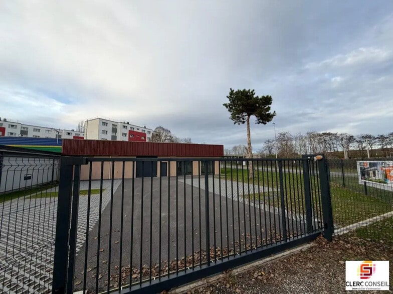 Local d’activités dans Saint-Marcel à louer - Photo de l’immeuble – Image 2 sur 9