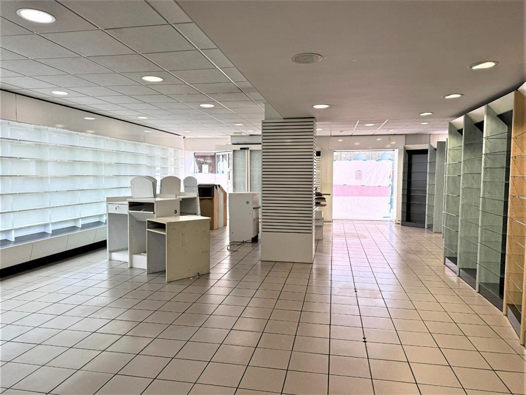 Local commercial dans Besançon à louer Photo de l’immeuble– Image 1 sur 8