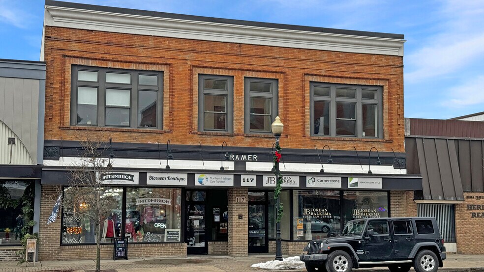 117 N Mitchell St, Cadillac, MI à louer - Photo de l’immeuble – Image 3 sur 24