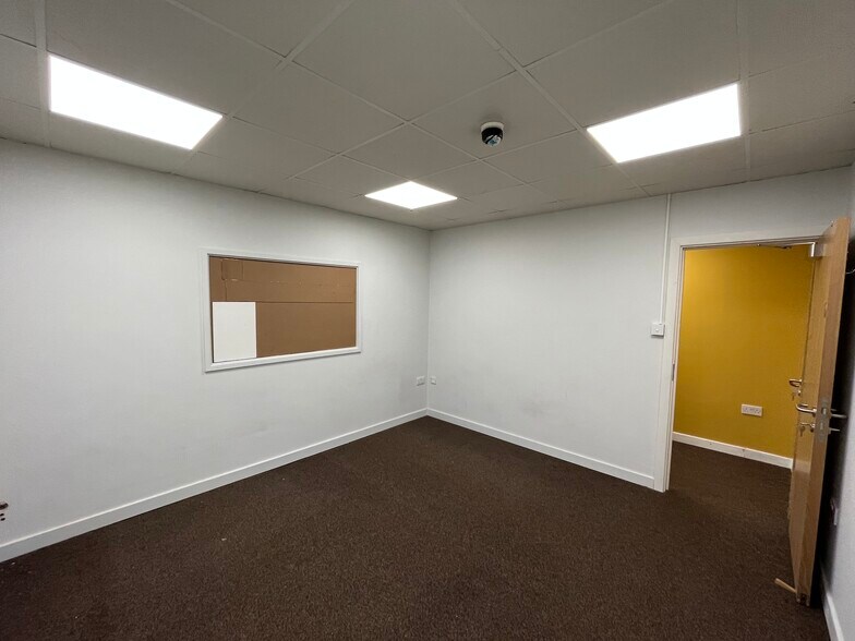 60-82 Beechley Dr, Cardiff à louer - Photo de l’immeuble – Image 3 sur 13