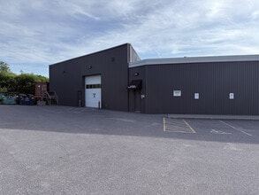 1818 Woodward Dr, Ottawa, ON à louer Photo de l’immeuble– Image 2 sur 17