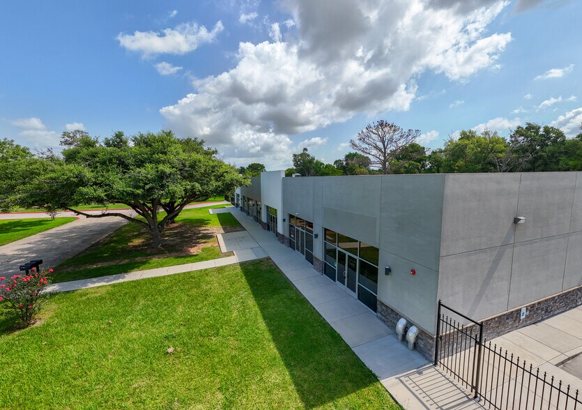 7600 Bayway Dr, Baytown, TX à louer - Photo de l’immeuble – Image 2 sur 34
