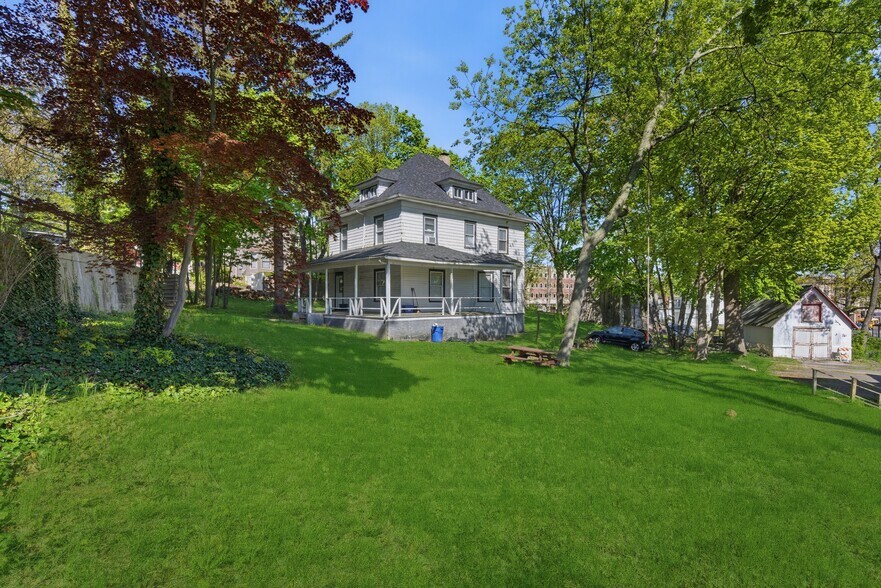 17 Crescent Dr, Huntington, NY à vendre - Photo de l’immeuble – Image 2 sur 6