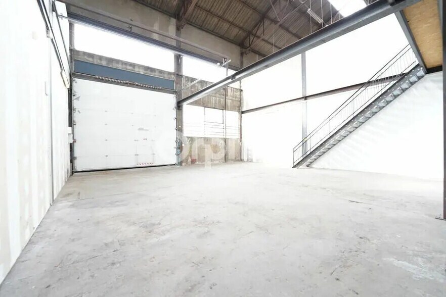 Local d’activités dans Feyzin à louer - Photo de l’immeuble – Image 2 sur 11