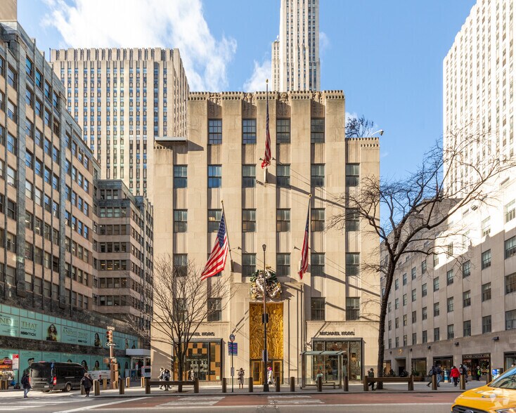 610 Fifth Ave, New York, NY à louer - Photo de l’immeuble – Image 3 sur 11