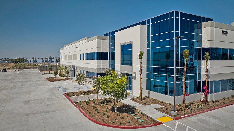 12551 Telegraph Rd, Santa Fe Springs, CA à louer - Photo de l’immeuble – Image 3 sur 24