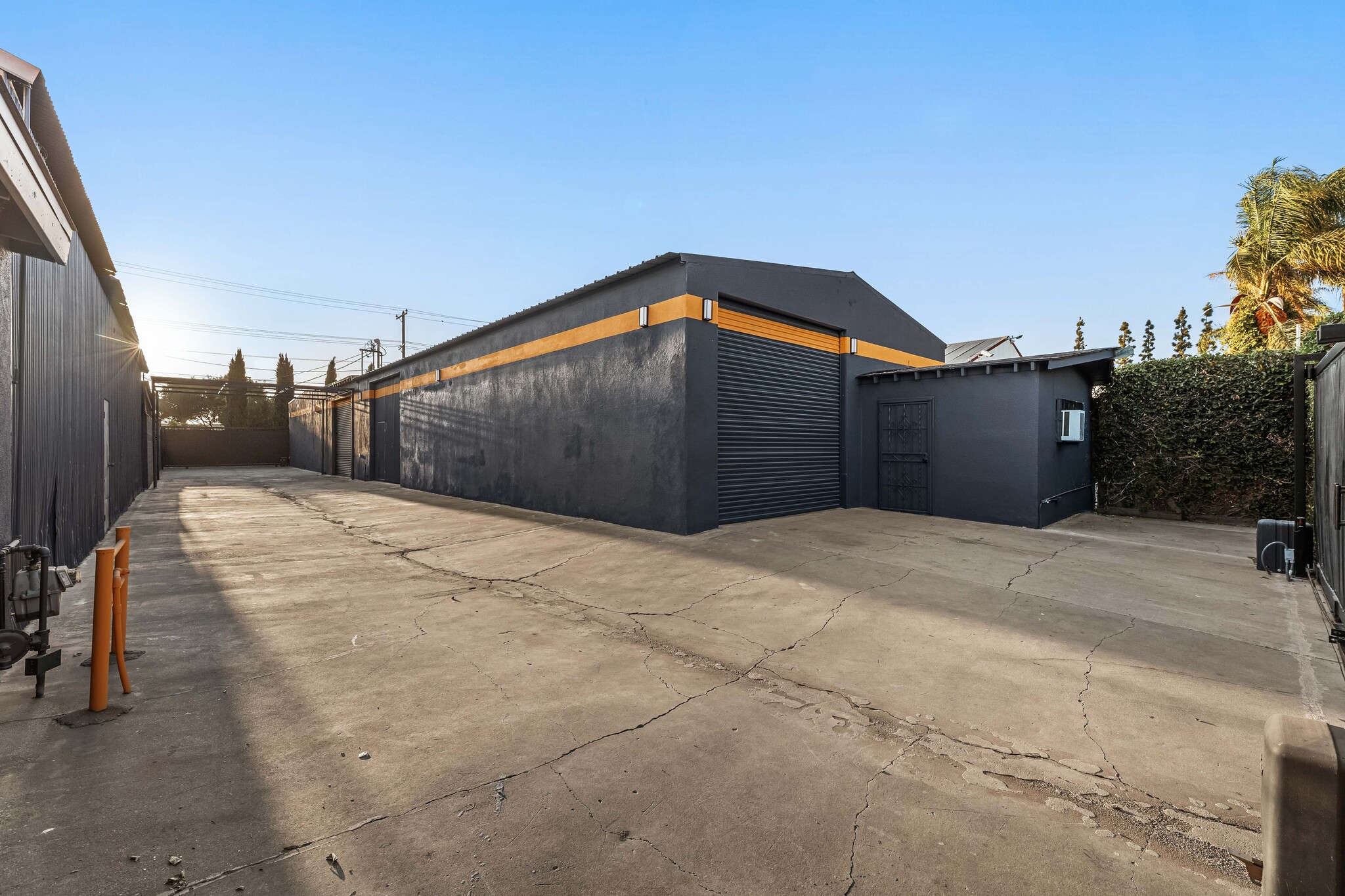 15131 Illinois Ave, Paramount, CA à louer Photo de l’immeuble– Image 1 sur 54