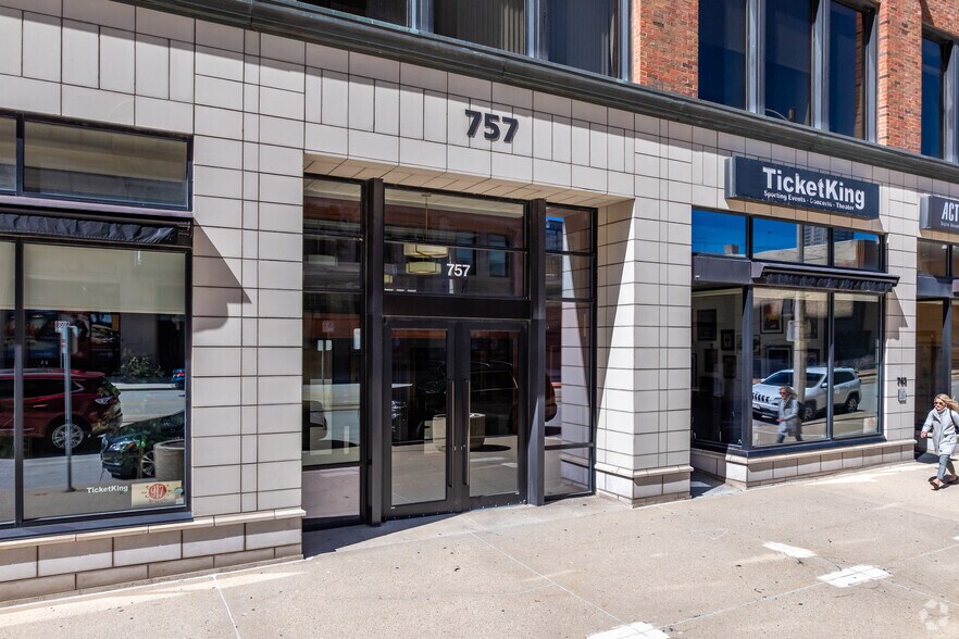 757-765 N Broadway, Milwaukee, WI à louer - Photo de l’immeuble – Image 2 sur 6