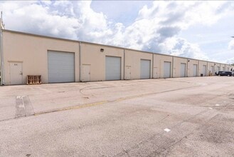 585 105th Ave N, West Palm Beach, FL à louer Photo de l’immeuble– Image 2 sur 11