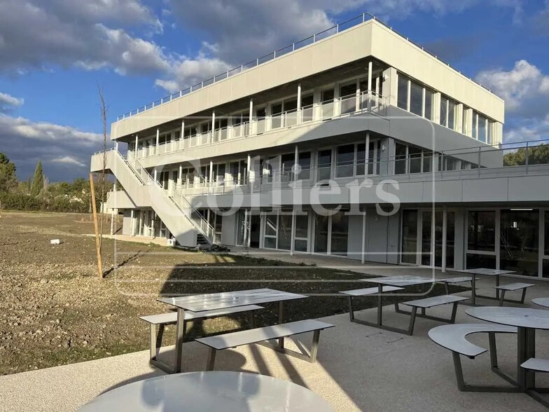 Bureau dans Ventabren à louer - Photo de l’immeuble – Image 1 sur 12