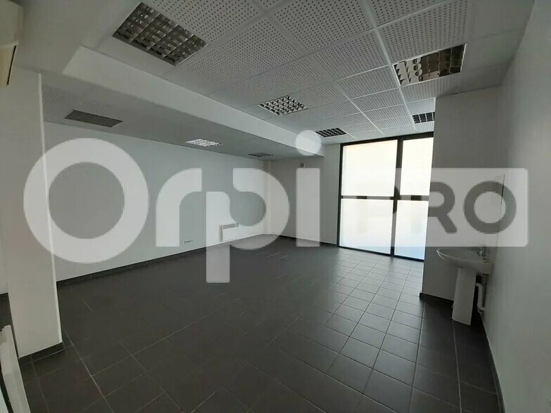 Bureau dans Tours-sur-Marne à louer - Photo de l’immeuble – Image 3 sur 5