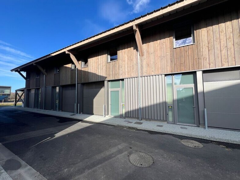 Local d'activités dans Le Haillan à vendre - Photo de l’immeuble – Image 1 sur 13