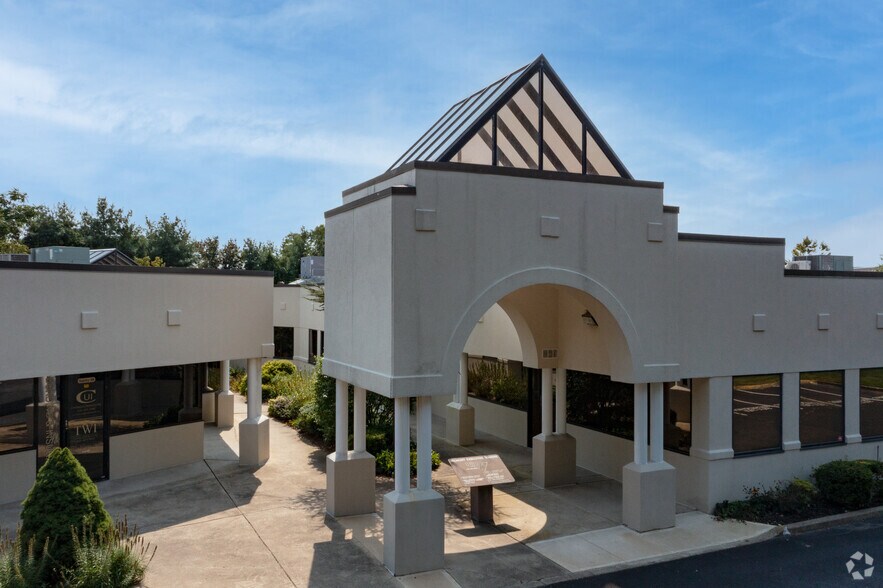 201 Moreland Rd, Hauppauge, NY à louer - Photo de l’immeuble – Image 3 sur 14