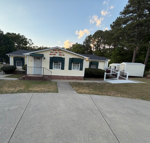 100 McDougald Dr, Raeford, NC à vendre - Photo principale – Image 1 sur 17