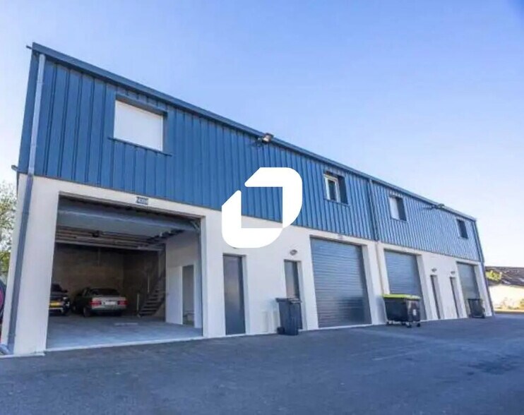 Local d’activités dans Ozoir-la-Ferrière à louer - Photo de l’immeuble – Image 1 sur 11