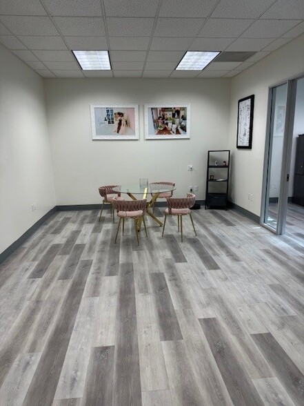 28001 Smyth Dr, Valencia, CA à louer - Photo de l’immeuble – Image 2 sur 8