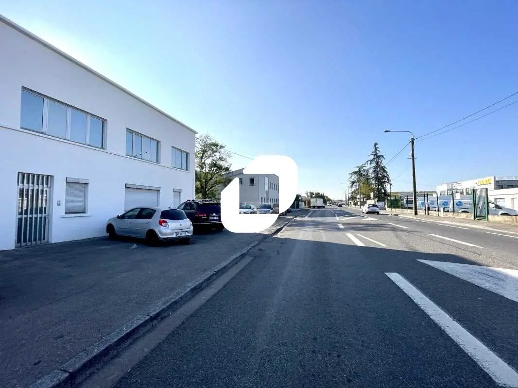 Bureau dans Décines-Charpieu à louer Photo de l’immeuble– Image 1 sur 11