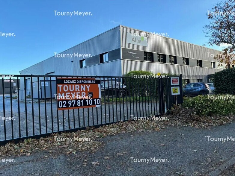 Local d’activités dans Plescop à louer - Photo principale – Image 1 sur 4