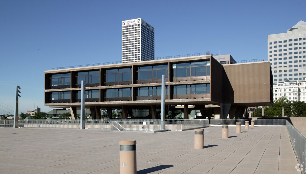 750 N Lincoln Memorial Dr, Milwaukee, WI à louer - Photo de l’immeuble – Image 2 sur 15