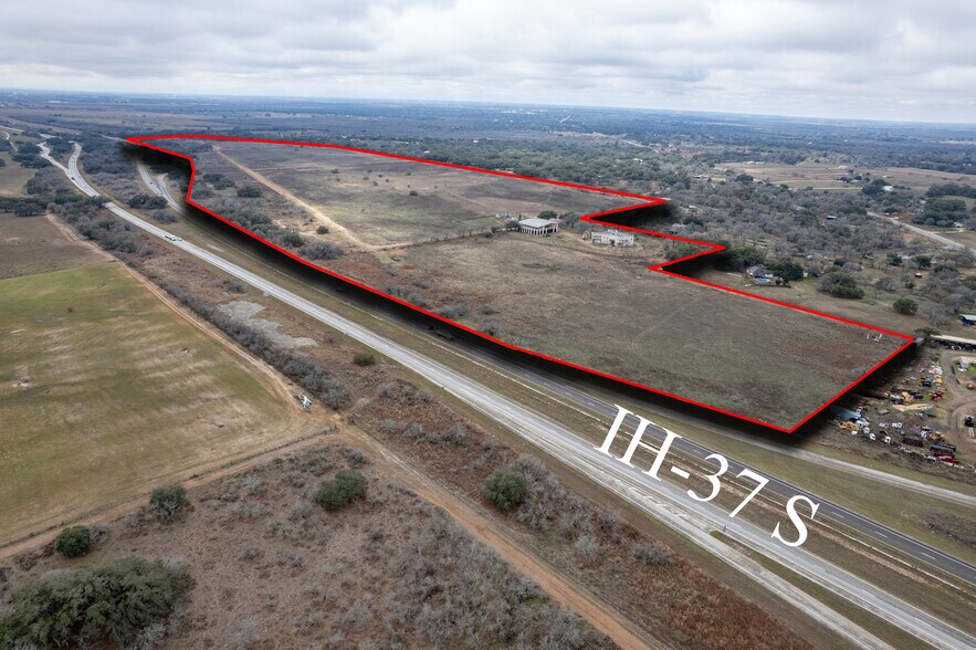 350 Ridgeview Dr, Pleasanton, TX à vendre - Aérien – Image 1 sur 15
