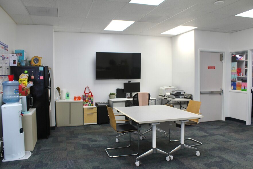 771 Amana St, Honolulu, HI à louer - Photo de l’immeuble – Image 3 sur 3