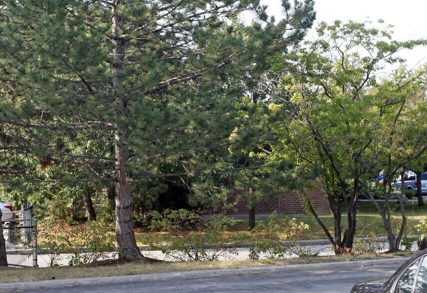 305 Matheson Blvd E, Mississauga, ON à vendre - Photo de l’immeuble – Image 2 sur 2
