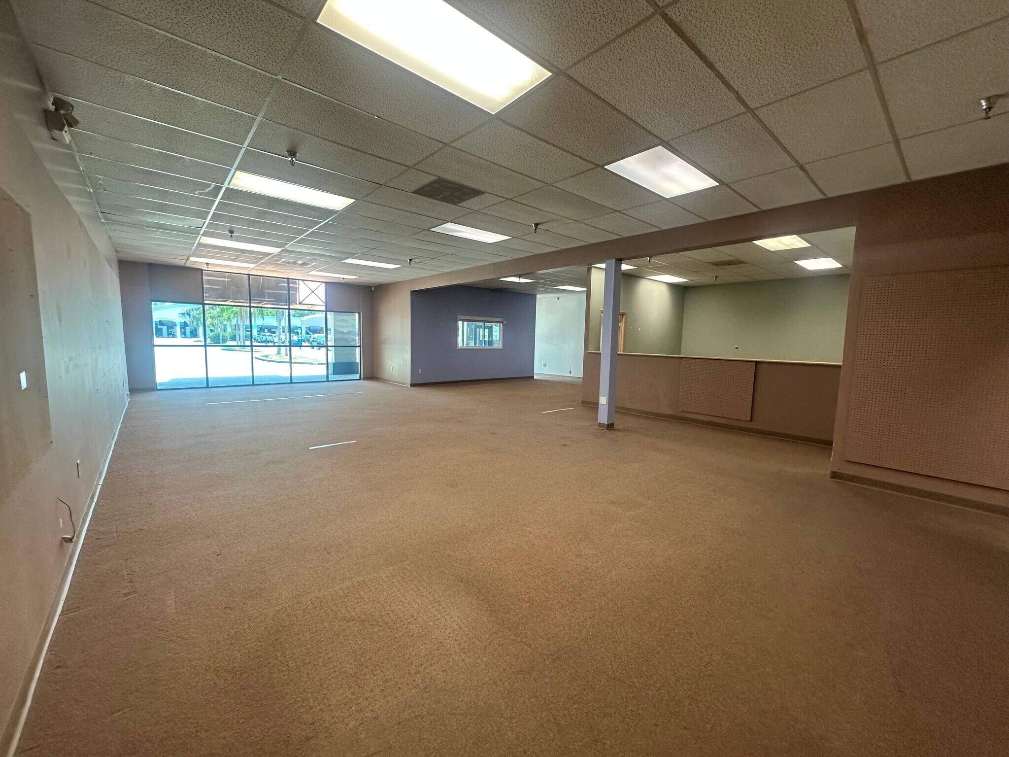 2480 E Bay Dr, Largo, FL à louer Photo de l’immeuble– Image 1 sur 5