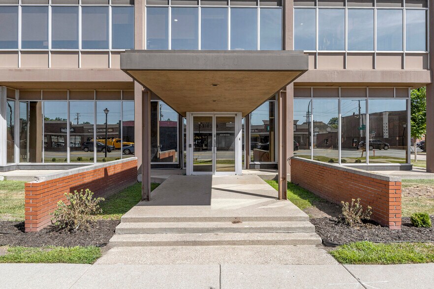 22720 Michigan Ave, Dearborn, MI à louer - Photo de l’immeuble – Image 2 sur 34