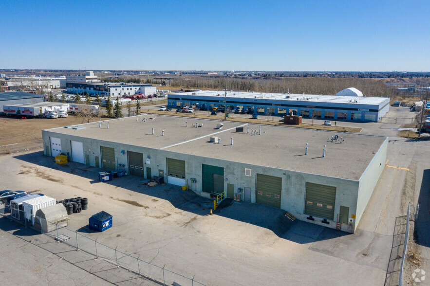 6303 Burbank Rd SE, Calgary, AB à louer - Photo de l’immeuble – Image 2 sur 3