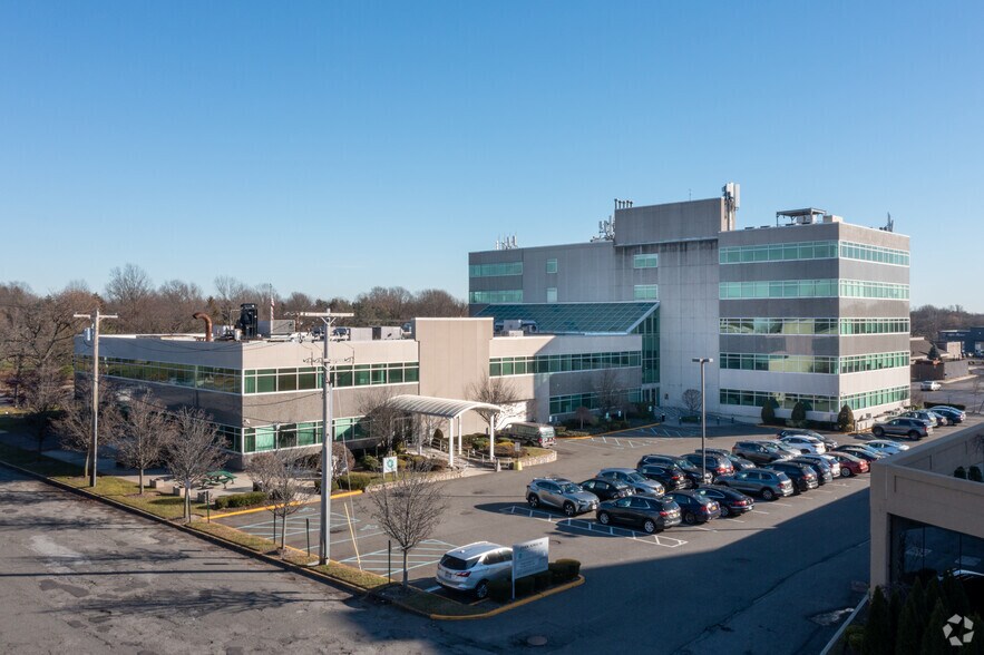 865 Merrick Ave, Westbury, NY à vendre - Photo de l’immeuble – Image 3 sur 5