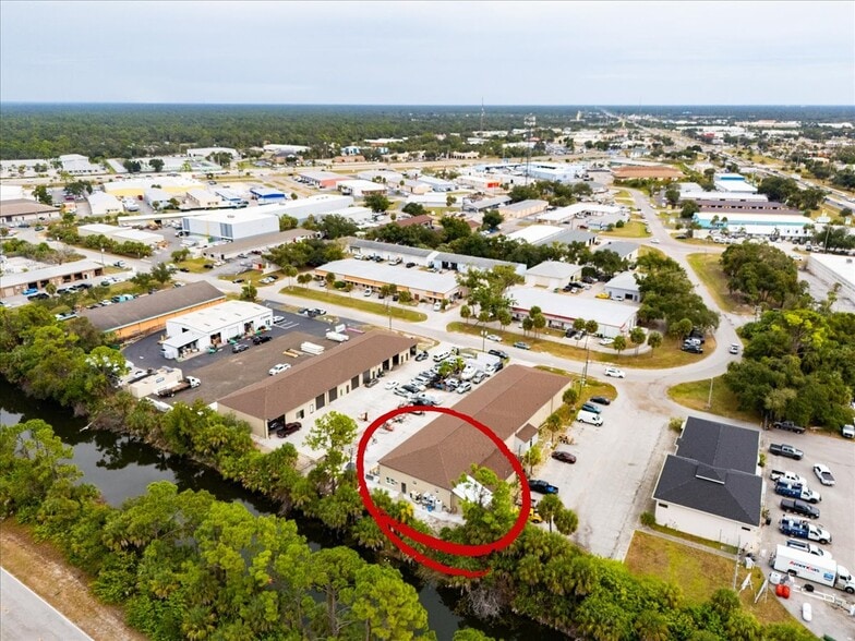 1434 Market Cir, Port Charlotte, FL à vendre - Photo de l’immeuble – Image 3 sur 22