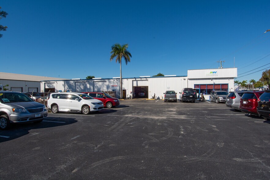 1925 N 10th Ave, Lake Worth, FL à louer - Photo de l’immeuble – Image 1 sur 6