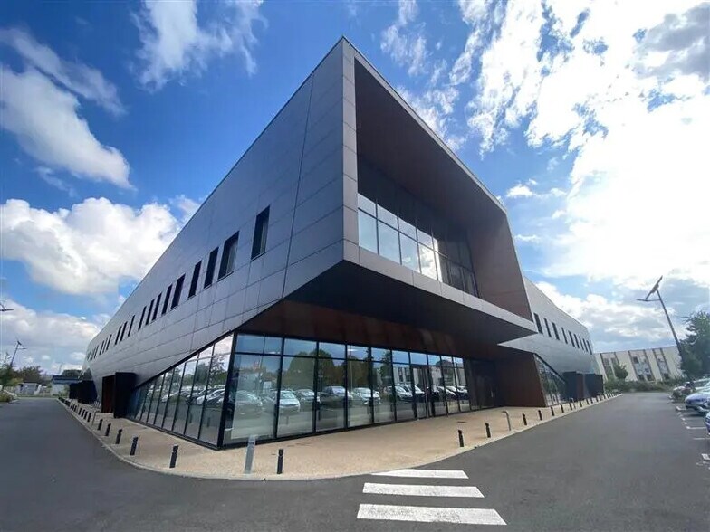 Local d’activités dans Bonneuil-sur-Marne à louer - Photo de l’immeuble – Image 1 sur 3