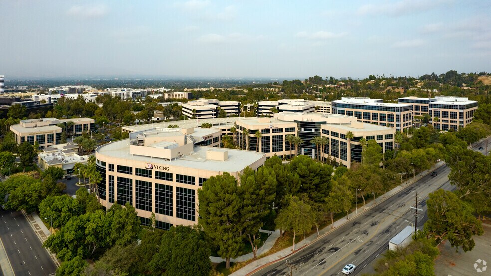 21281 Burbank Blvd, Woodland Hills, CA à louer - Aérien – Image 2 sur 8