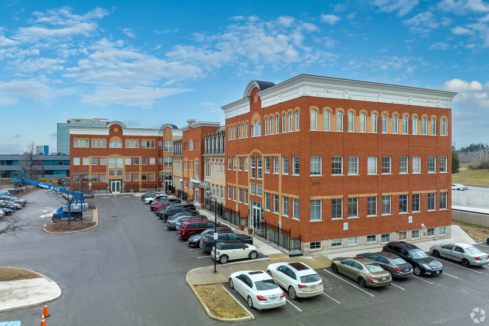 5025 Orbitor Dr, Mississauga, ON à louer Photo principale– Image 1 sur 8