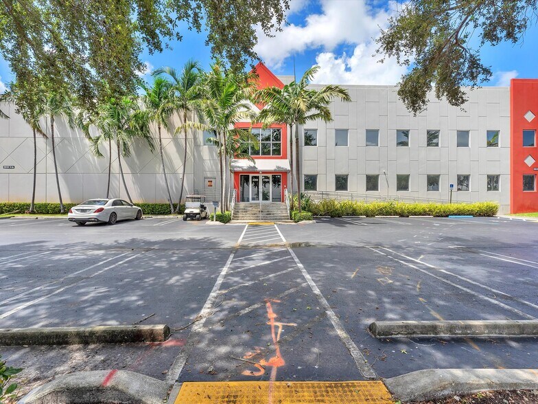 2260 NW 114th Ave, Doral, FL à louer - Photo de l’immeuble – Image 3 sur 60