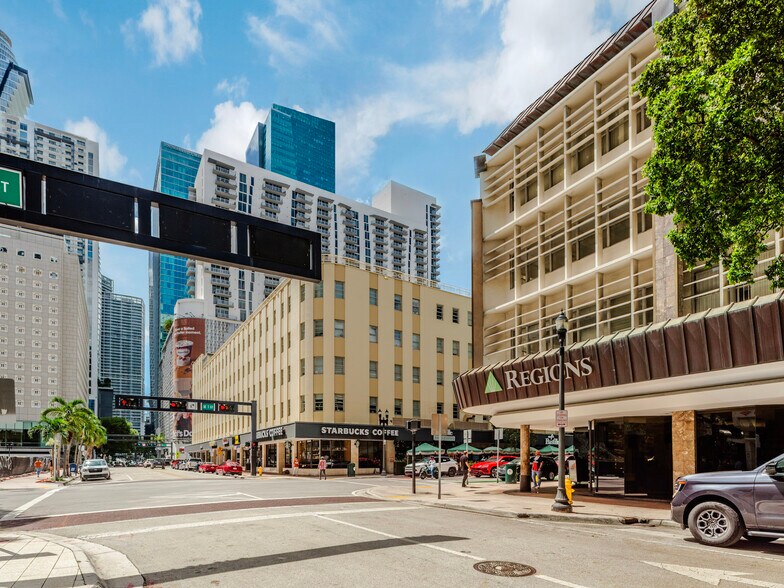 235 SE 1st St, Miami, FL à vendre - Photo de l’immeuble – Image 2 sur 11