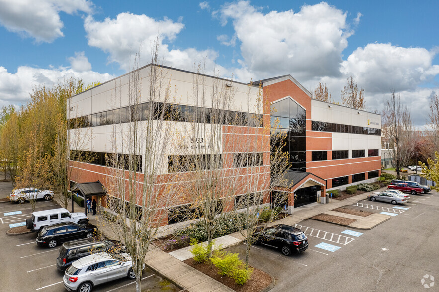 5933 NE Win Sivers Dr, Portland, OR à louer - Photo de l’immeuble – Image 1 sur 5