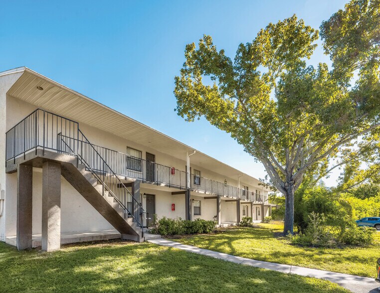 16321 Bolesta Rd, Clearwater, FL à vendre - Photo de l’immeuble – Image 3 sur 30