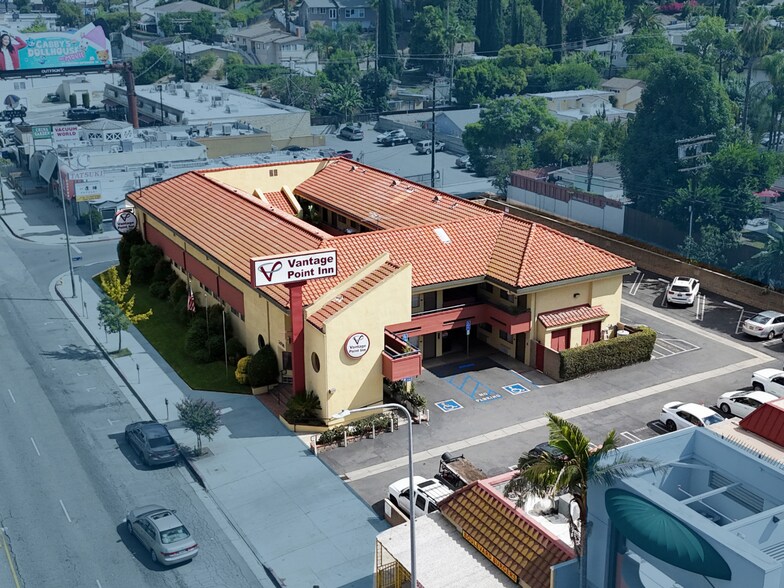 21706 Ventura Blvd, Woodland Hills, CA à vendre - Photo principale – Image 1 sur 6