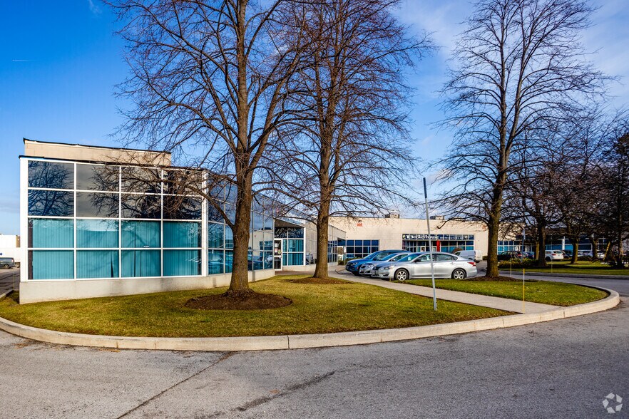 108 Woodbine Downs Blvd, Toronto, ON à louer - Photo de l’immeuble – Image 2 sur 3